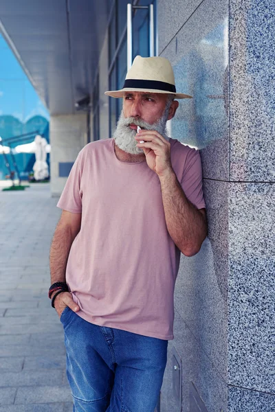 Elektro sigara açık havada duran ile yaşlı adam