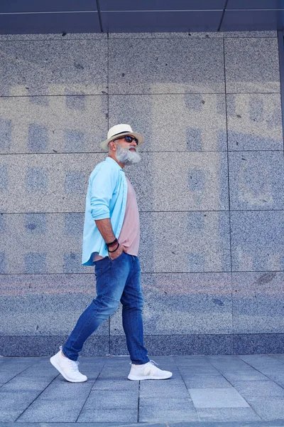 Uomo barbuto a piedi — Foto Stock