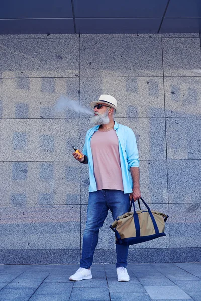 Yaşlı adam yasaktır