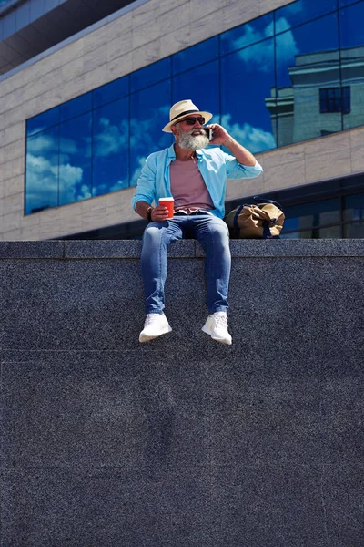 Maschio barbuto che parla al telefono — Foto Stock