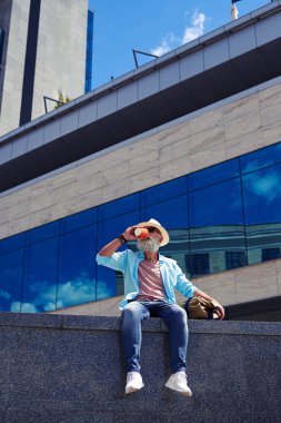 Kahve içme şapkalı adam