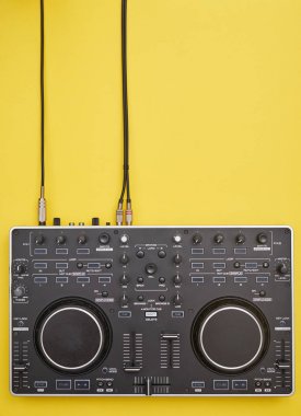Düz Sarı zemin üzerine bağlı Dj panelinin yatıyordu