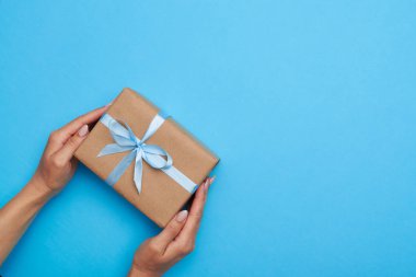 Düz arka plan üzerinde mevcut kutusuna koyarak kadın el koymak 
