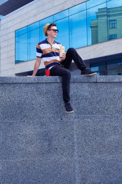 Kentsel man iş yanında otururken sokak gıda yemek 