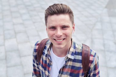 Kameraya bakarak genç beyaz çocuk 