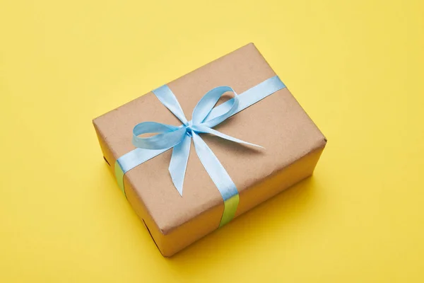 Hermoso regalo con caja decorada, plano laico — Foto de Stock