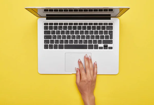 Mão feminina usando touchpad de laptop — Fotografia de Stock