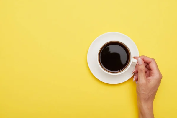 Puesta plana de taza de delicioso café en la mano de la mujer —  Fotos de Stock