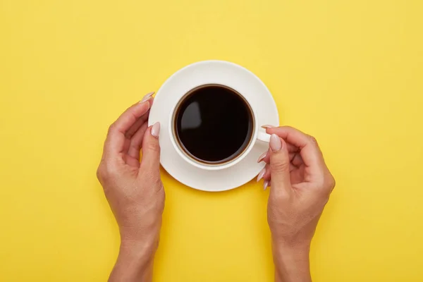 Becher mit aromatischem Kaffee in Frauenhand, flach gelegt — Stockfoto