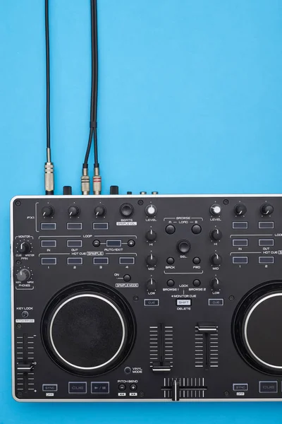 Panel DJ conectado sobre fondo azul — Foto de Stock