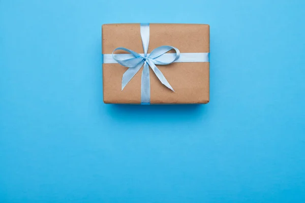 Mavi arka plan güzel hediye — Stok fotoğraf