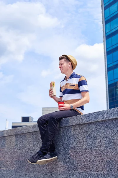 Stedelijke knappe man na de lunch tijdens de vergadering in het centrum — Stockfoto