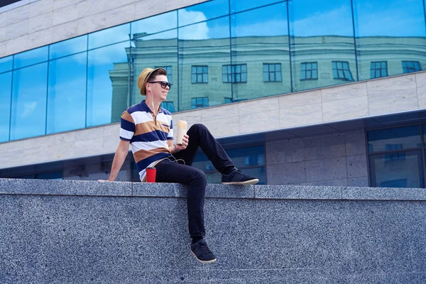 Entspannter Mann isst Street Food und trinkt Kaffee in der Innenstadt — Stockfoto