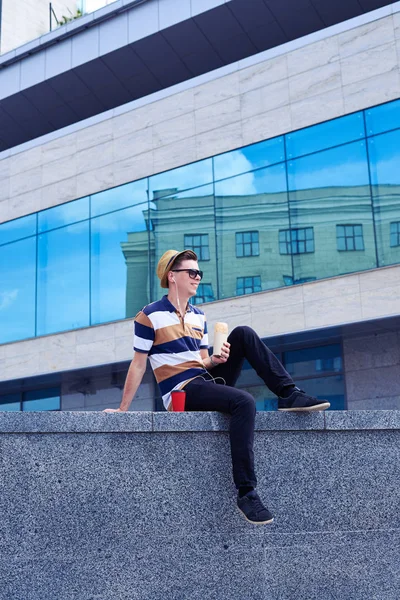 Giovane sorridente seduto con pranzo e caffè accanto al business — Foto Stock