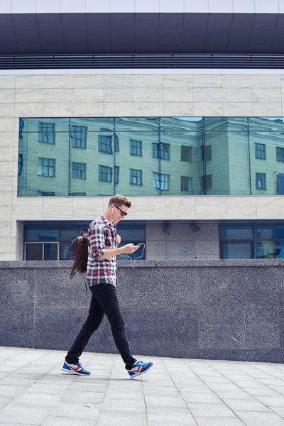쾌활 한 남자는 시내에서 걷는 하는 동안 음악을 듣고 — 스톡 사진