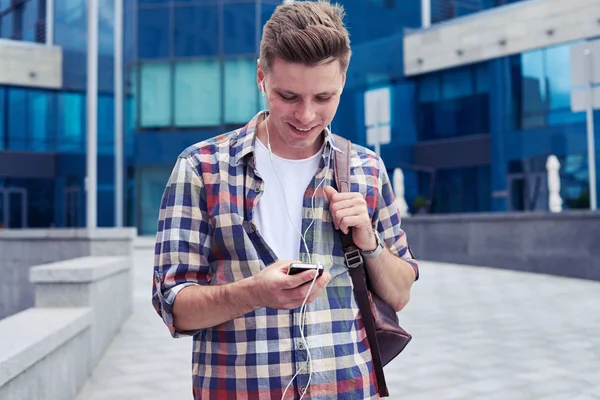 Hombre activo sentado y escuchando música — Foto de Stock