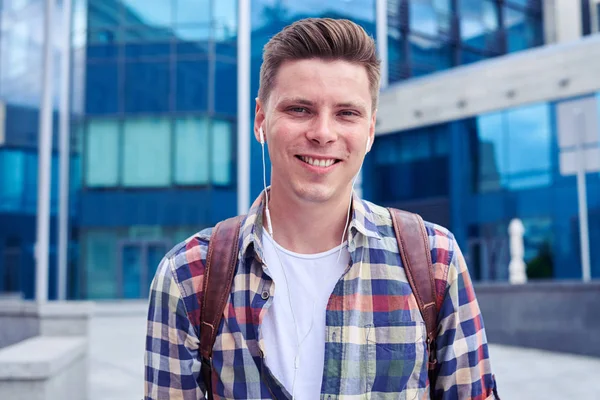 Nahaufnahme eines Jungen mit Kopfhörern hört Musik — Stockfoto