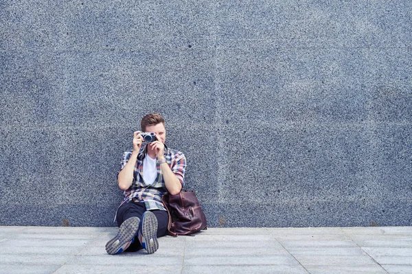 Offener Junge sitzt und fotografiert mit Vintage-Kamera — Stockfoto