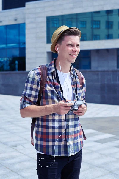 Retrato de un hombre sonriente tomando fotos en cámara retro en downto —  Fotos de Stock