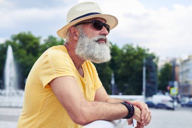 Şehir panorama hayran güneş gözlüklü olgun sakallı adam