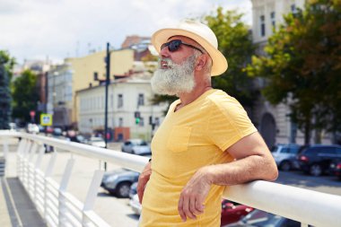 Meraklı sakallı adam gökyüzüne bakan 