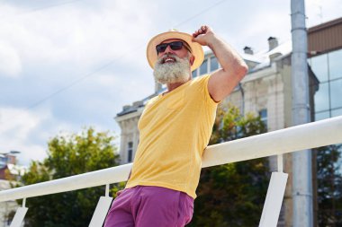 Kentsel adam elini ağzına kadar saman tutan sakallı. 