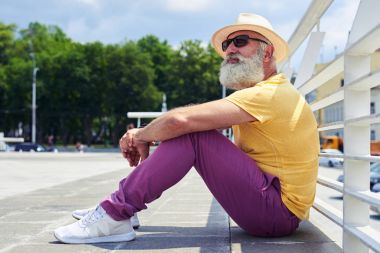 Dizlerinin üzerine eğilerek ve onun silah tutan olgun sakallı adam 