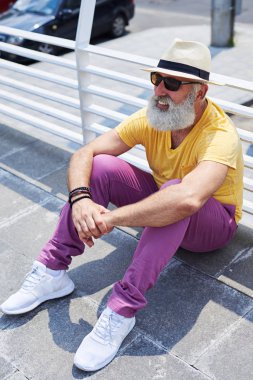 Yüksek katta oturan olumlu olgun adam açısı 