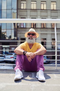 Gökyüzüne bakarken dinlenme çekici olgun adam