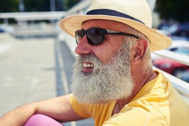 Üst düzey sakallı adam güneş gözlüğü takıyor City