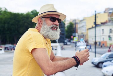 Yakışıklı adam plastik şişe suyu ayakta 