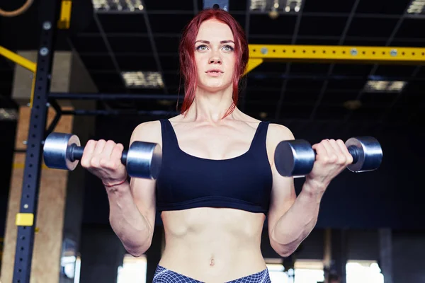 Fitness mujer con levantamiento de pesas — Foto de Stock