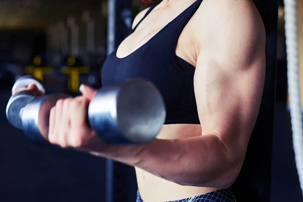 Mujer joven atlética haciendo un entrenamiento de fitness con pesas — Foto de Stock