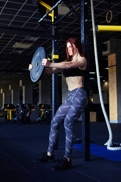 Determined woman lifting barbells — Stock Photo, Image