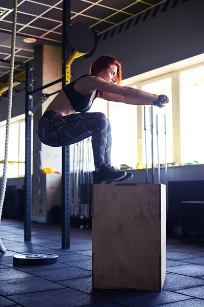 Mujer haciendo ejercicio de resistencia en el gimnasio — Foto de Stock