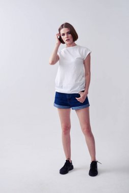 Harika model kot şort ve Beyaz tişört poz