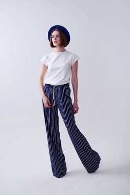 Bayan şapka bir yerde iken poz arıyor 