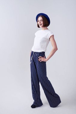 Gülümseyen kestane moda giysiler içinde poz