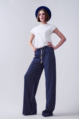 Ciddi model moda giysiler içinde poz