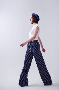 Muhteşem erkek poz süre yürüyüş