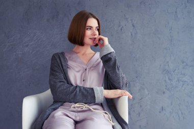 Düşünme ve koltukta oturan rahat Bayan