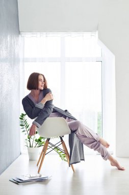 Muhteşem erkek pijama koltuk üzerinde dinlenme zevk