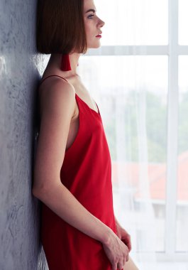 İyi erkek kırmızı elbiseyle poz