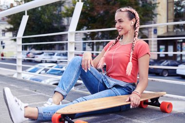 Harika sarışın kadın Küpeşte zekâ altında otururken rahatlatıcı