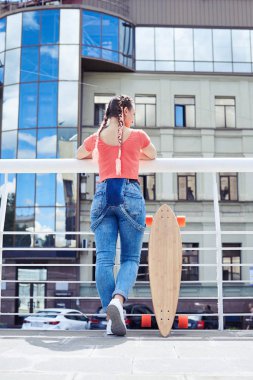 İnce kadın kaykay sürme sonra molası