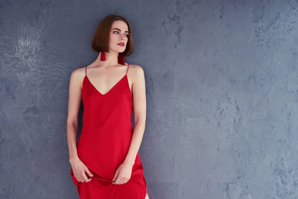 Mujer elegante posando en vestido rojo —  Fotos de Stock