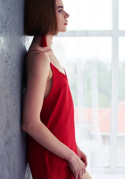 Boa fêmea posando em vestido vermelho — Fotografia de Stock