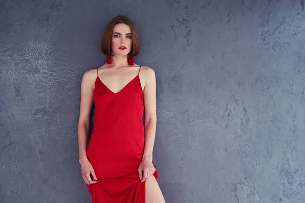 Modelo profissional posando em vestido vermelho — Fotografia de Stock