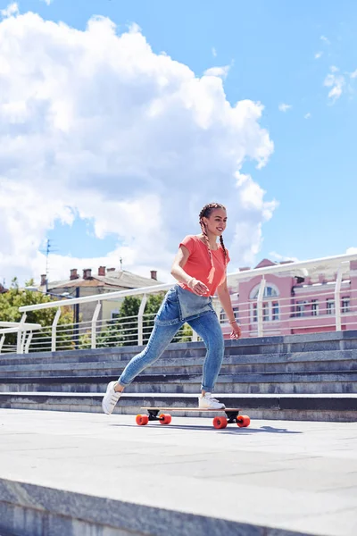 Mooie vrouw rijden skateboard — Stockfoto