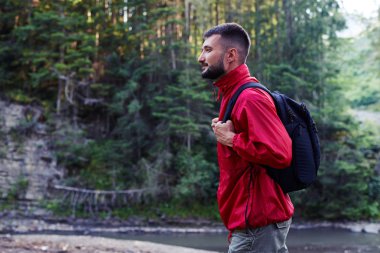 Sakallı adam sırt çantası ile hiking tespit 
